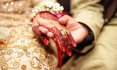 பந்தியில் தண்ணீர் பரிமாறுவதில் குளறுபடி: உறவினர்கள் மோதலால் நின்றுபோன திருமணம்