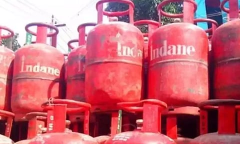 ஆண்டுக்கு 15 சமையல் கியாஸ் சிலிண்டர்கள் மட்டுமே பெற முடியும்- ஆயில் நிறுவனம் குறுந்தகவல்