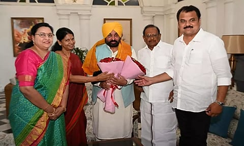 தொகுதி மறுசீரமைப்பு கூட்டம்- பஞ்சாப் முதல்வரை சந்தித்து அழைப்பு விடுத்த தமிழக குழு