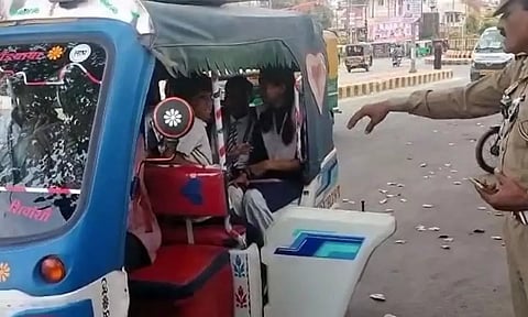 எப்புட்றா.. 1 ஆட்டோவில் 14 குழந்தைகள்- அதிர்ந்து போன போலீசார்