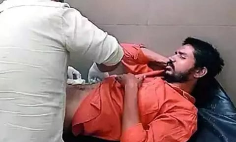 யூடியூப் பார்த்து தனக்குத்தானே ஆபரேஷன் - 7 செ.மீ. அளவுக்கு வயிற்றை கிழித்த வாலிபர்