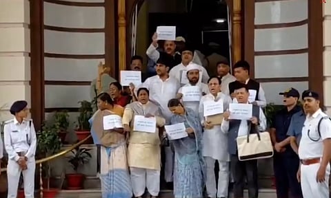 தேசிய கீதத்தை அவமதித்த விவகாரம் - நிதிஷ் குமார் பதவி விலகக் கோரி சட்டசபையில் எதிர்க்கட்சிகள் அமளி