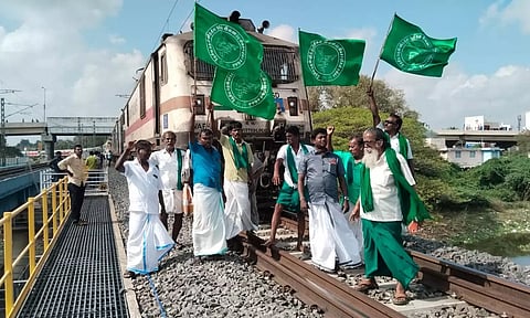 பஞ்சாப் விவசாயிகளுக்கு ஆதரவாக ரெயில் மறியல் போராட்டம்- அய்யாக்கண்ணு உள்பட 50-க்கும் மேற்பட்டோர் கைது
