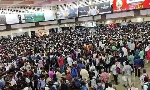 சென்னையில் புறநகர் ரெயில் சேவை பாதிப்பு- பயணிகள் கடும் அவதி