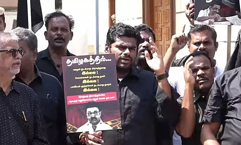 கொலை, ஊழலை மறைக்கவே மறுசீரமைப்பு எனும் மெகா நாடகம்- அண்ணாமலை கருப்புக்கொடி ஏந்தி போராட்டம்