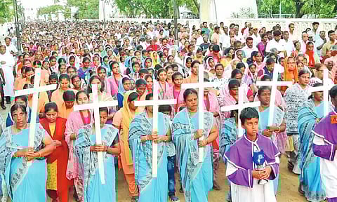 வேளாங்கண்ணியில் சிலுவைப்பாதை ஊர்வலம்: ஆயிரக்கணக்கானோர் பங்கேற்பு