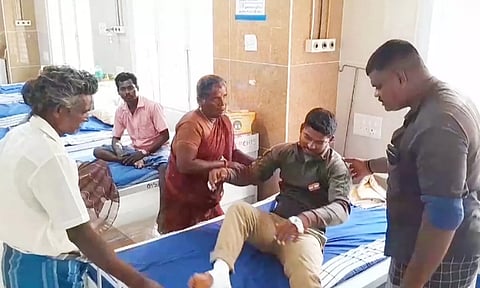 கள்ளத்துப்பாக்கியால் சுடப்பட்ட வனப்பாதுகாப்பாளருக்கு சிகிச்சை அளித்தபோது எடுத்தப்படம்.