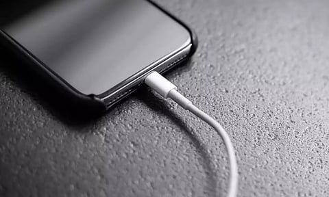 செல்போன் சார்ஜ் போட்டபோது மின்சாரம் தாக்கி மாணவி உயிரிழப்பு