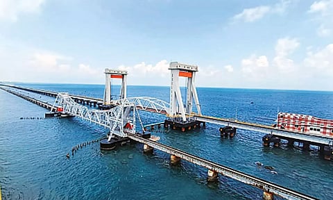 பாம்பன் புதிய ரெயில் பாலம் 2 வாரத்தில் திறப்பு