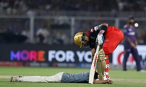 VIDEO: KKR Vs RCB போட்டியின் இடையே விராட் கோலியின் கால்களில் விழுந்த ரசிகர்