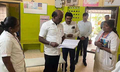 ஆரம்ப சுகாதார நிலையத்தில் ஆய்வு- நோயாளிகளிடம் செல்போனில் பேசிய அமைச்சர் மா.சுப்பிரமணியன்