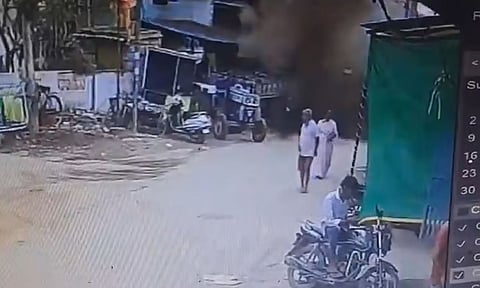 ஐதராபாத்தில் திடீரென வெடித்த குப்பைத் தொட்டி.. தூக்கி வீசப்பட்டு தூய்மைப் பணியாளர் பலி - பகீர் வீடியோ