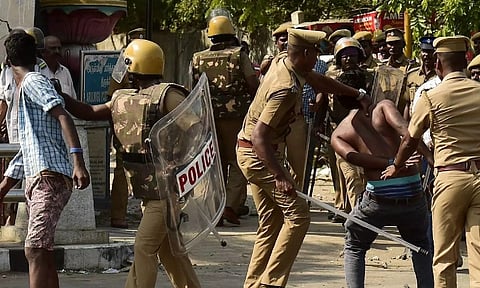 கோவையில் ஒரேநாளில் 44 பேர் கைது: நடவடிக்கைக்கு பயந்து ரவுடிகள் வெளியூர் ஓட்டம்