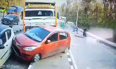 VIDEO: சுங்கச் சாவடியில் கார் மீது மோதிய மணல் லாரி - 2 பேர் உயிரிழப்பு