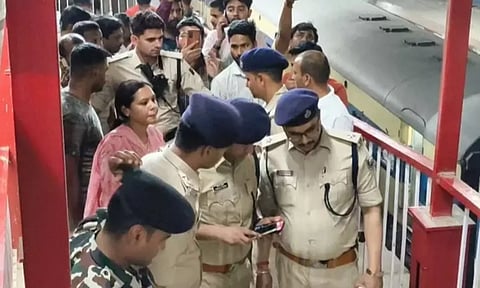 ரெயில் நிலையத்தில் இளம்பெண் மற்றும் தந்தையை சுட்டுக் கொன்று, தானும் தற்கொலை செய்த இளைஞர்