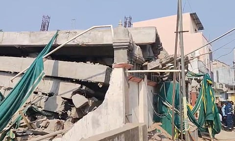 தெலுங்கானாவில் இடிந்து விழுந்த அடுக்குமாடி கட்டிடம் .. உள்ளே புதைந்து 6 பேர் பலி