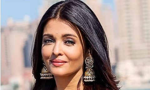 ஐஸ்வர்யா ராய் கார் மீது பேருந்து மோதல்: மும்பையில் பரபரப்பு