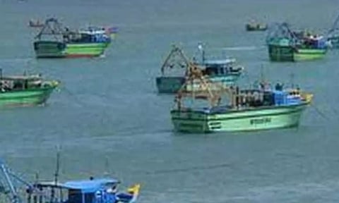 ராமேஸ்வரம் மீனவர்கள் 11 பேர் கைது - இலங்கை கடற்படை அட்டூழியம்