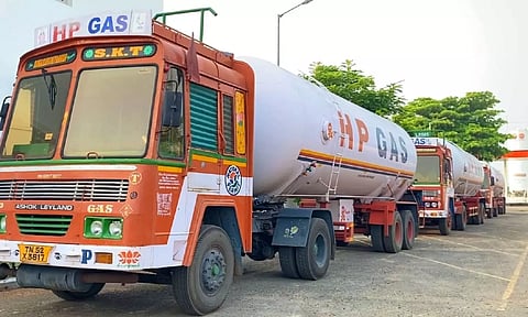 ஓரம்கட்டப்பட்ட 6000 லாரிகள்: கியாஸ் டேங்கர் லாரிகள் வேலை நிறுத்த போராட்டம் தொடங்கியது