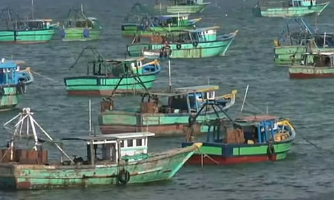 இன்று மீண்டும் 11 ராமேசுவரம் மீனவர்களை சிறைபிடித்த இலங்கை கடற்படை: விசைப்படகும் பறிமுதல்