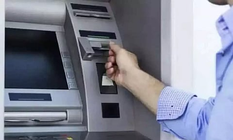 ஏ.டி.எம். கார்டு பயன்படுத்துபவர்கள் கவனத்திற்கு... ரூ. 23 ஆக உயர்கிறது கட்டணம்