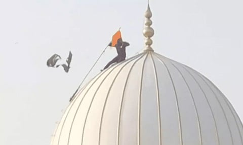 மகாராஷ்டிரா: தர்காவில் பச்சைக் கொடியை பிடுங்கி எரிந்து காவிக் கொடி ஏற்றிய கும்பல் - வீடியோ