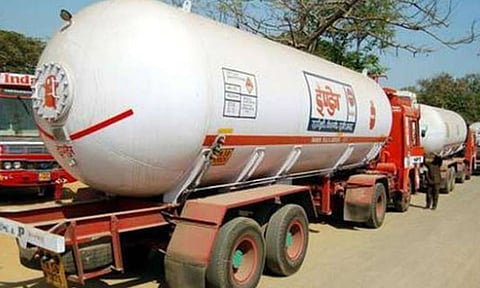 டேங்கர் லாரிகள் 3-வது நாளாக வேலைநிறுத்தம்: சமையல் சிலிண்டர் தட்டுப்பாடு ஏற்படும் அபாயம்