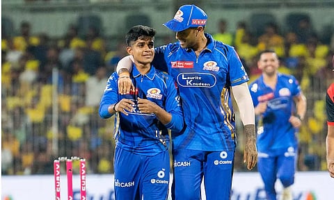 விக்னேஷ் புத்தூர் நீக்கம்: மும்பை இந்தியன்ஸ் அணியை வறுத்தெடுத்த நெட்டிசன்கள்