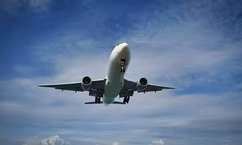 டயர் வெடித்த நிலையில் சென்னை வந்த விமானம்.. சாமர்த்தியமாக தரையிறக்கிய விமானி