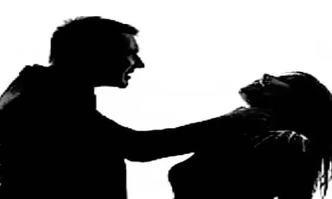 காதலியை கொலை செய்து பைக்கில் கொண்டு சென்ற வாலிபர்: தூக்கில் தொங்க விட்டு தற்கொலை நாடகம்