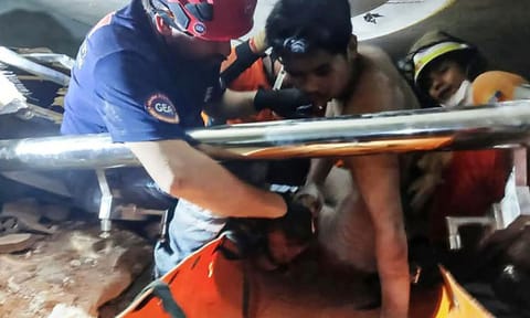 Myanmar Earthquake: 5 நாளாக இடிபாட்டுக்குள் உயிரைப் பிடித்து கொண்டு சிக்கியிருந்த நபர்.. மீட்பு வீடியோ