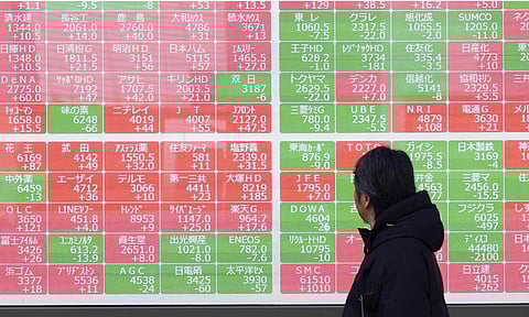 பிறநாடுகள் மீதான வரியை டிரம்ப் உயர்த்தியதை அடுத்து ஆசிய பங்குச்சந்தைகள் கடும் சரிவு