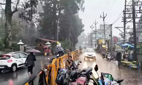 வெப்பத்தின் தாக்கம் குறைந்தது: கொடைக்கானலில் வெளுத்து வாங்கிய மழை