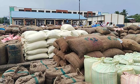 செஞ்சியில் மழை: 10 ஆயிரம் நெல் மூட்டைகள் சேதம்