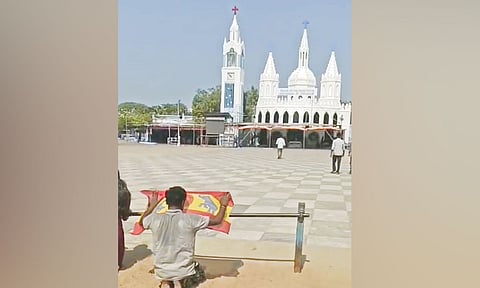 விஜய் முதலமைச்சராக வேண்டும் - முழங்காலால் மண்டியிட்டு வேளாங்கண்ணியில் வழிபாடு செய்த த.வெ.க. தொண்டர்