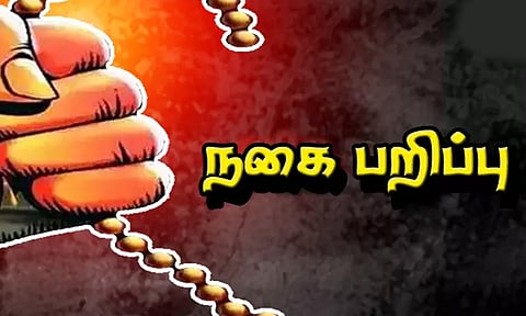 அரக்கோணம் ரெயில் நிலையத்தில் ஓடும் ரெயிலில் பெண்ணிடம் செயின் பறிப்பு