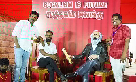 கார்ல் மார்க்ஸ் சிலையுடன் புகைப்படம் எடுத்துக்கொண்ட இயக்குநர்கள் வெற்றிமாறன், சமுத்திரக்கனி