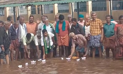 திருப்பூர் தெற்கு உழவர் சந்தையில் தேங்கி கிடந்த மழைநீரில் கப்பல் விட்டு விவசாயிகள் போராட்டம்
