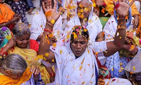 கைம்பெண்கள் ஒடுக்குமுறைக்கு எதிராக 7,683 மகாராஷ்டிர கிராமங்களில் தீர்மானம் - பின்னணி என்ன?