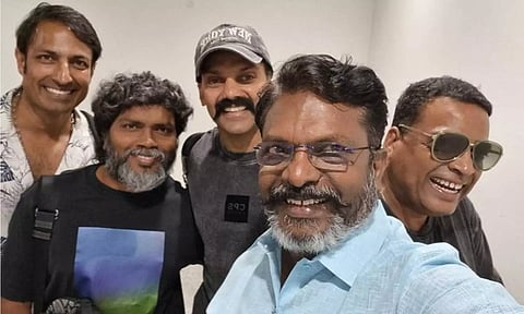 இயக்குநர் பா. ரஞ்சித்துடன் செல்பி எடுத்துக்கொண்ட விசிக தலைவர் திருமாவளவன்