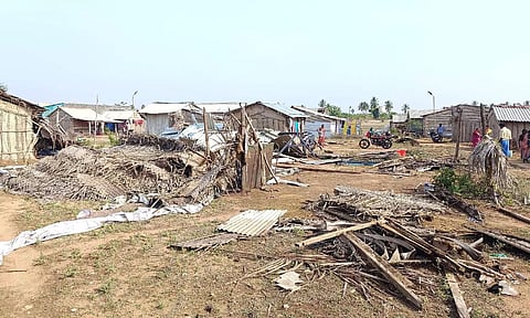 ஈரோட்டில் சூறாவளி காற்றுடன் கனமழை: ஆயிரக்கணக்கான வாழை மரங்கள் முறிந்தது- வீடுகள் இடிந்து சேதம்