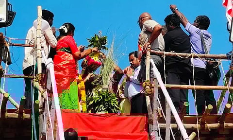 தென்காசி காசி விஸ்வநாதர் கோவில் கும்பாபிஷேகம் கோலாகலம்....விண்ணதிர முழங்கிய பக்தர்களின் அரோகரா கோஷம்