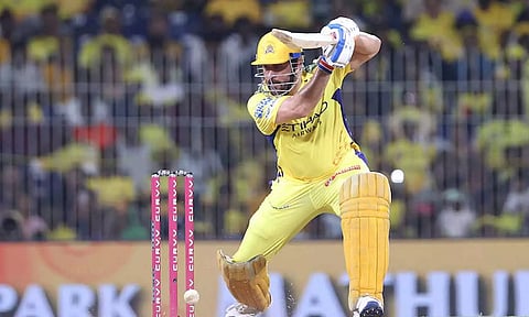 35 வயதிலேயே ஓய்வு பெற்றிருக்க வேண்டும்- தோனியை சரமாரியாக விமர்சித்த முன்னாள் பாகிஸ்தான் வீரர்