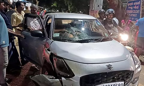 சிறுவன் ஓட்டிய கார் மோதி விபத்து - காயமடைந்த முதியவர் உயிரிழப்பு