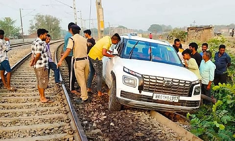 ரெயில்வே தண்டவாளத்தில் பாய்ந்த காரை மீட்ட காட்சி.