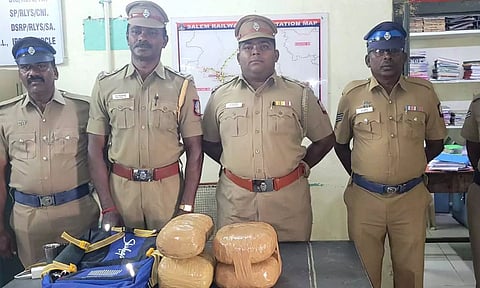 ரெயிலில் 8 கிலோ கஞ்சா பறிமுதல் செய்த போலீசாரை படத்தில் காணலாம்.