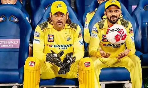 CSK அணியின் கேப்டனாக தோனி மீண்டும் நியமனம்- தொடரில் இருந்து விலகிய ருதுராஜ்