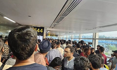 டெல்லியில் புழுதிப் புயல்- விமான சேவை பாதிப்பால் பயணிகள் அவதி