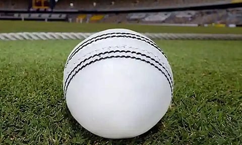 பவுலர்களுக்கு ஹேப்பி நியூஸ்: 50 ஓவர் போட்டியில் 2 பந்துகள் விதியை நீக்க ஐசிசி யோசனை