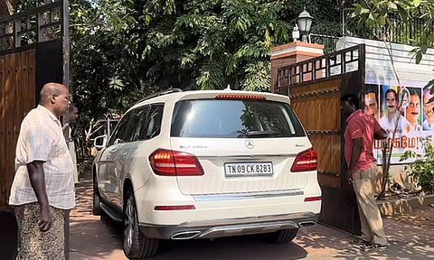 தைலாபுரம் தோட்டத்திற்கு டாக்டர் ராமதாசை சந்திக்க சென்னை முன்னாள் மேயர் சைதை துரைசாமி காரில் வந்தபோது எடுத்த படம்.